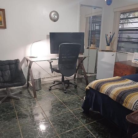 Snug Minimalist Full Bed With 50 Inch Smart Tv, Netflix, Airplay, Mini-Fridge, And 500 Mbps Wifi Near Fiu, Dolphin Mall, Airport Miami Exterior photo