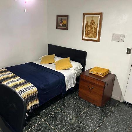 Snug Minimalist Full Bed With 50 Inch Smart Tv, Netflix, Airplay, Mini-Fridge, And 500 Mbps Wifi Near Fiu, Dolphin Mall, Airport Miami Exterior photo
