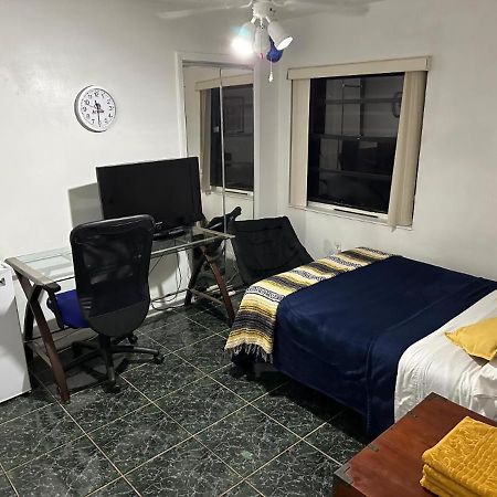 Snug Minimalist Full Bed With 50 Inch Smart Tv, Netflix, Airplay, Mini-Fridge, And 500 Mbps Wifi Near Fiu, Dolphin Mall, Airport Miami Exterior photo