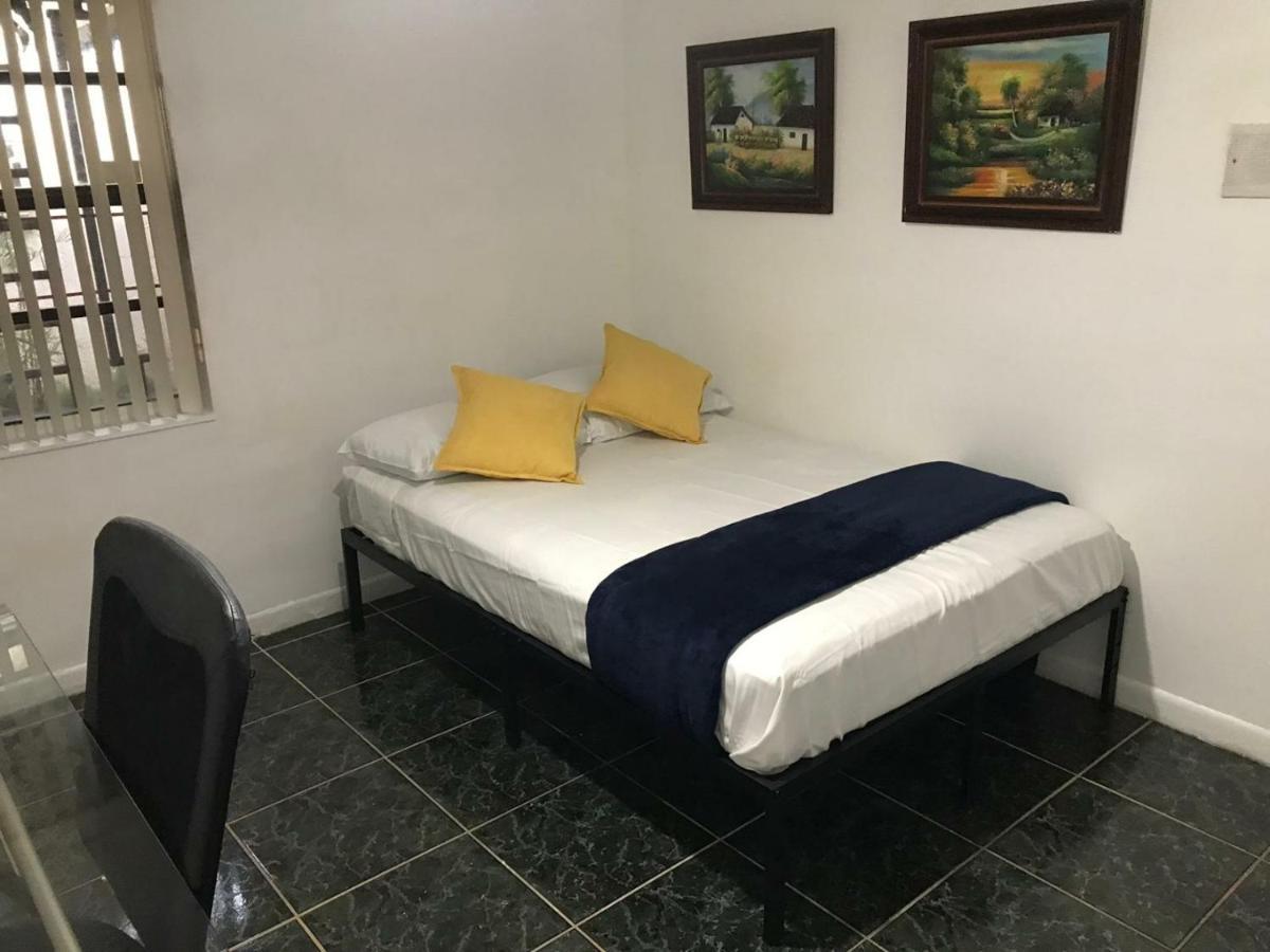 Snug Minimalist Full Bed With 50 Inch Smart Tv, Netflix, Airplay, Mini-Fridge, And 500 Mbps Wifi Near Fiu, Dolphin Mall, Airport Miami Exterior photo