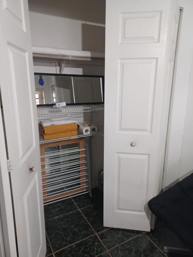 Snug Minimalist Full Bed With 50 Inch Smart Tv, Netflix, Airplay, Mini-Fridge, And 500 Mbps Wifi Near Fiu, Dolphin Mall, Airport Miami Exterior photo