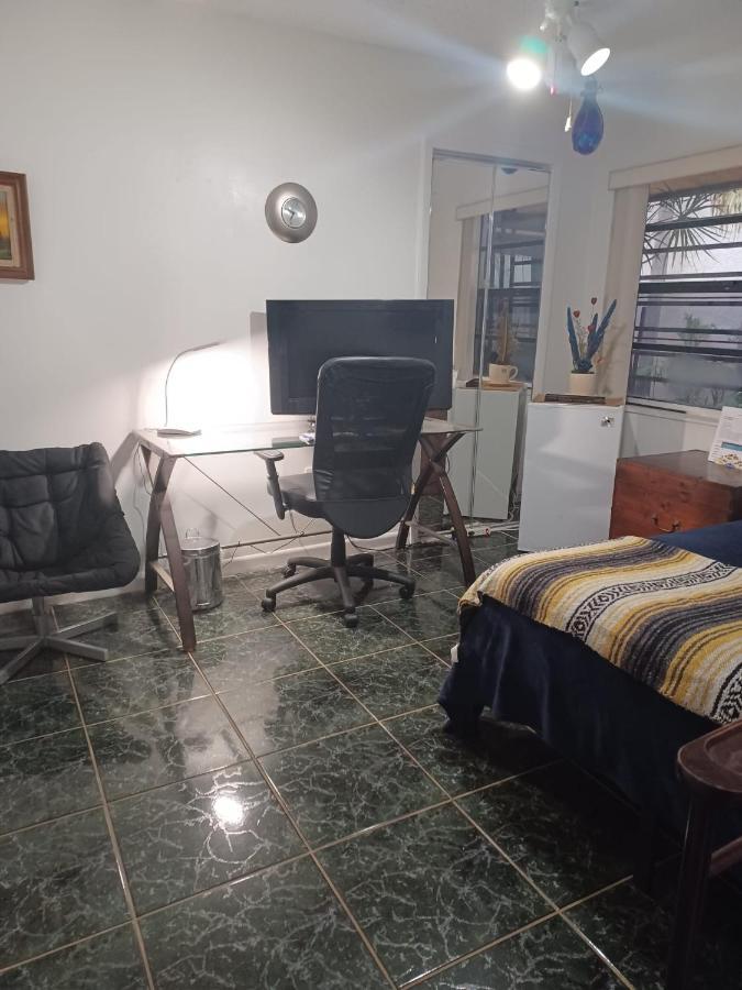Snug Minimalist Full Bed With 50 Inch Smart Tv, Netflix, Airplay, Mini-Fridge, And 500 Mbps Wifi Near Fiu, Dolphin Mall, Airport Miami Exterior photo