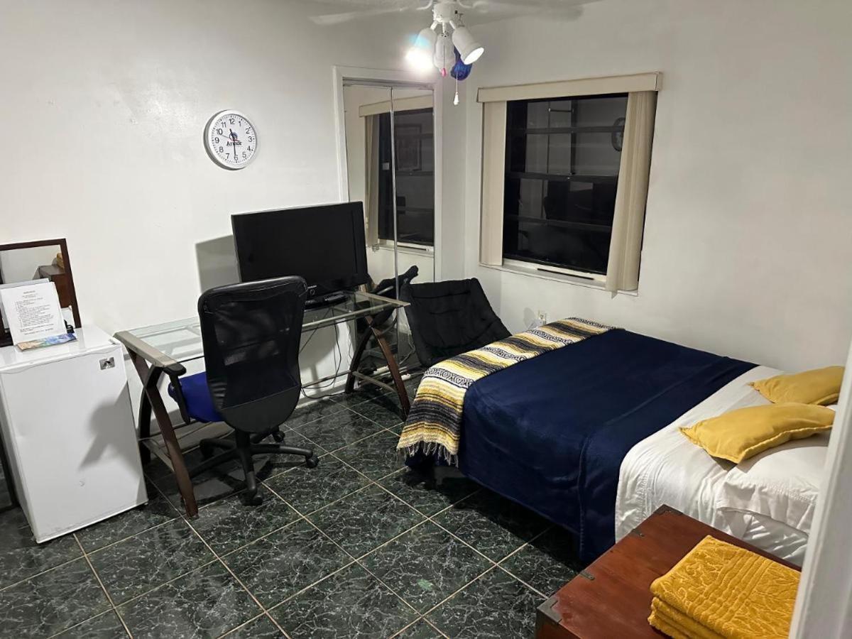 Snug Minimalist Full Bed With 50 Inch Smart Tv, Netflix, Airplay, Mini-Fridge, And 500 Mbps Wifi Near Fiu, Dolphin Mall, Airport Miami Exterior photo